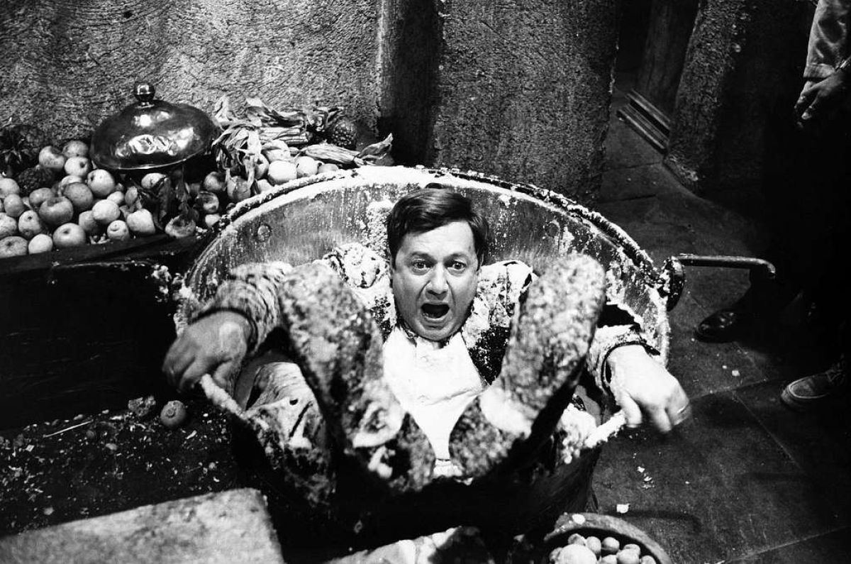 Paolo Villaggio in uno scatto di scena sul set del film Fantozzi (1975) di Luciano Salce. © LaPresse