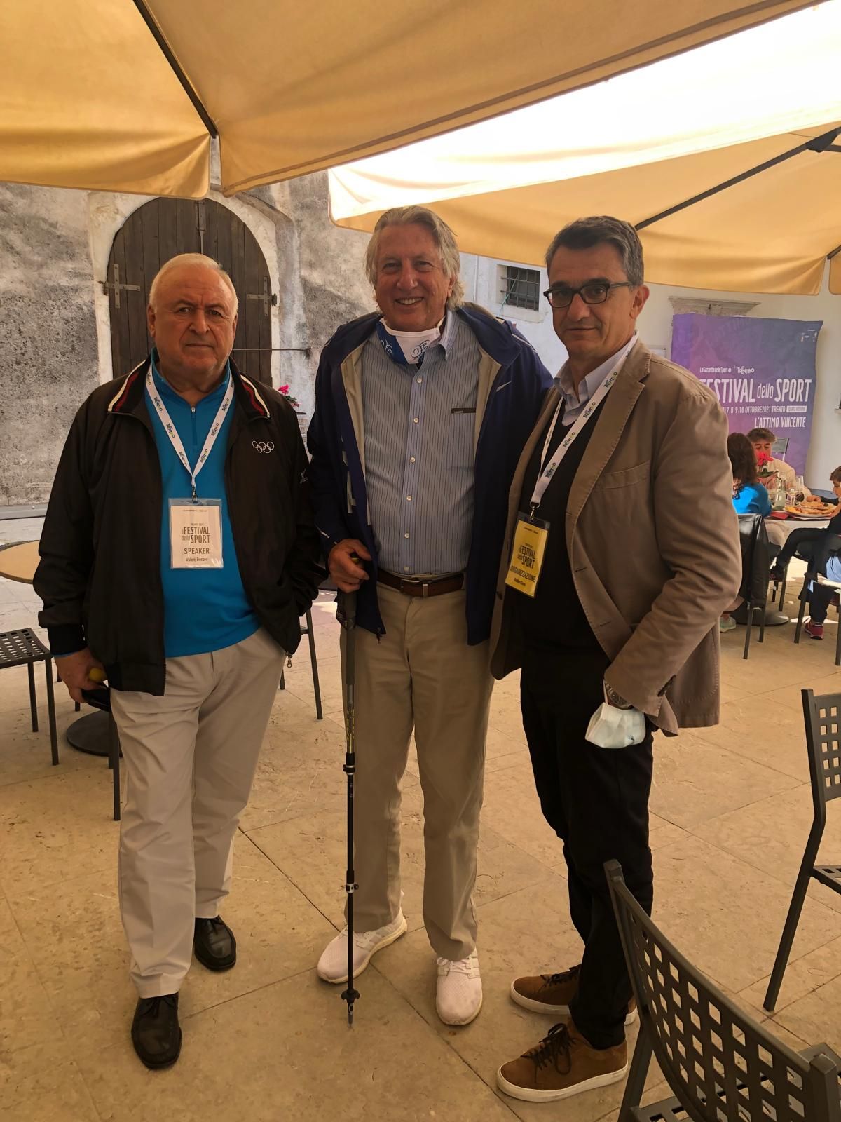 Al centro Dick Fosbury con Matteo Dore (a destra, autore di questo articolo) e, a sinistra, Valery Borzov, velocista sovietico, il grande rivale di Pietro Mennea