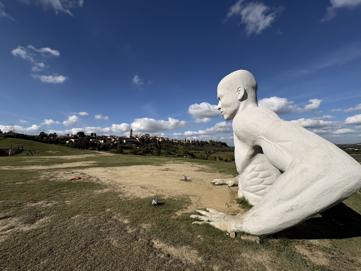 Uno dei 'Giganti di Peccioli', cinque sculture colossali realizzate dal laboratorio Naturaliter e nate dal progetto d'arte contemporanea 'Presenze': rappresentano figure umane che sembrano emergere o sprofondare nella terra e negli edifici, a simboleggiare la rinascita e il legame tra uomo e ambiente.