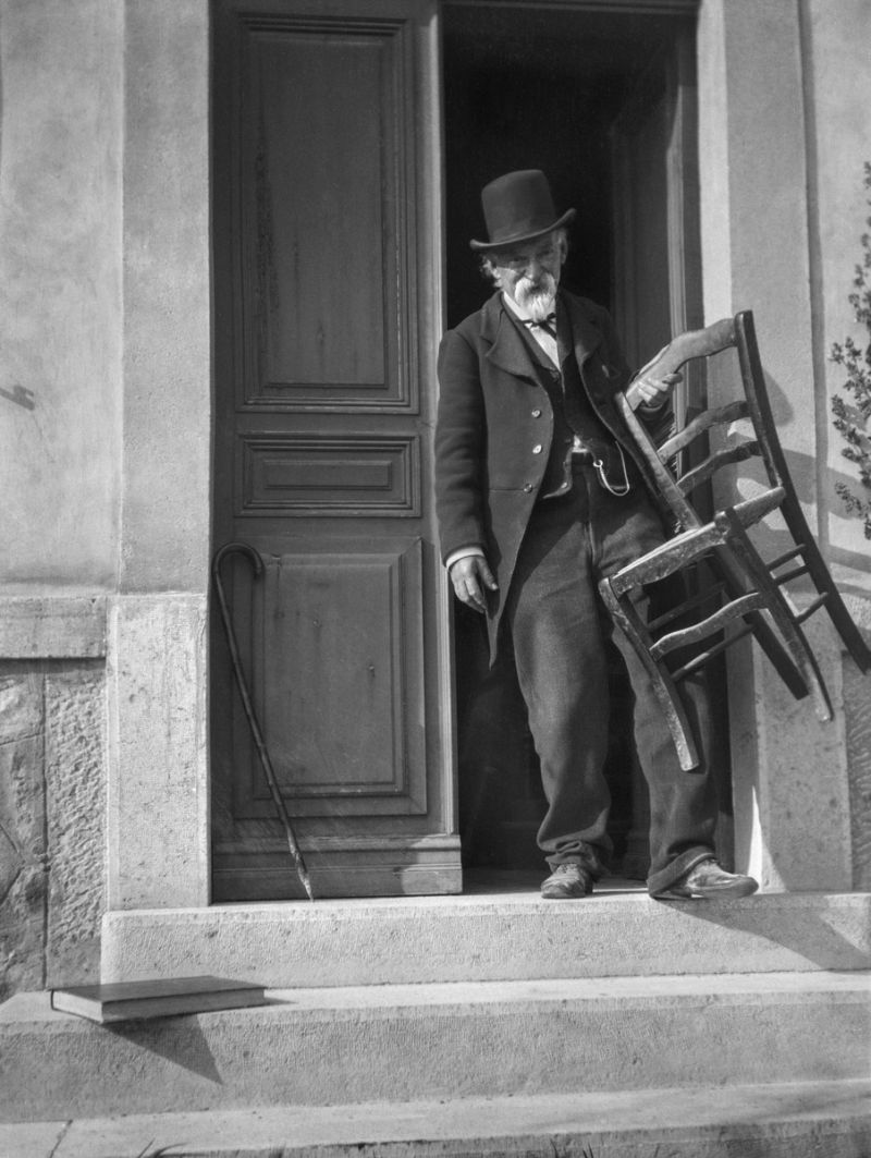 Paul Cezanne fotgrafato a Aix-en-Provence il 13 avril 1906 da Gertrud Osthaus, collezionista e mecenate. È l'ultima fotografia conosciuta dell'artista.