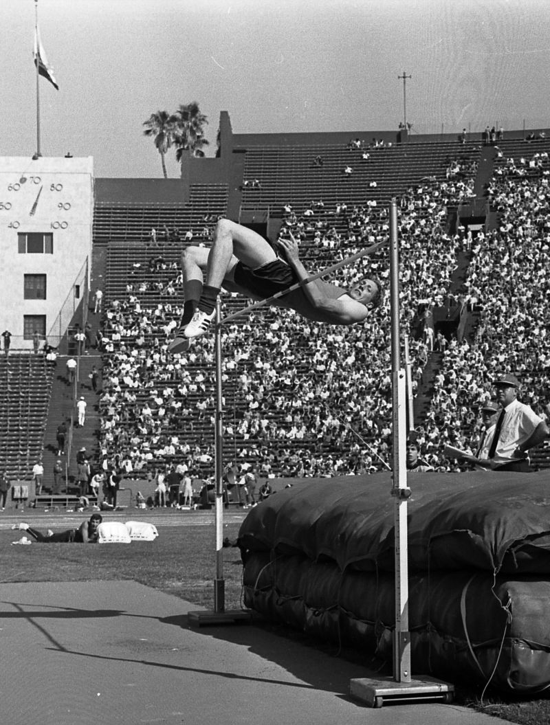 Dick Fosbury alle qualificazioni americane per le Olimpiadi del 1968 al Los Angeles Memorial Coliseum.