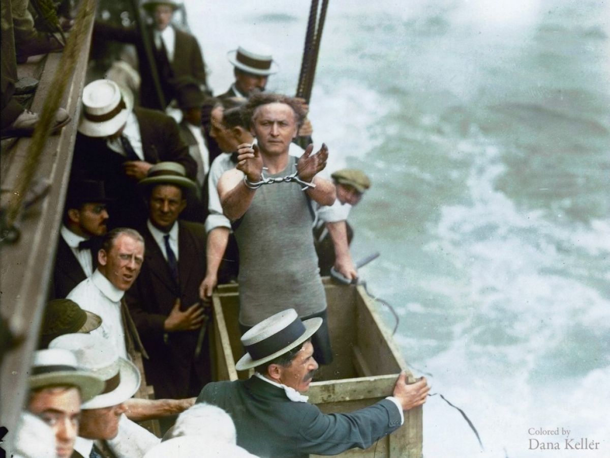 Houdini sul punto di essere chiuso in una cassa di legno e gettato nel fiume Hudson, a New York (foto colorizzata da Dana Keller)