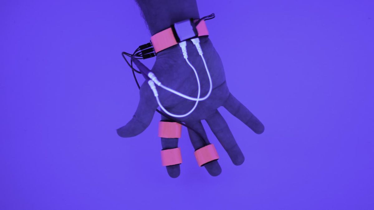 Il dispositivo Dormio applicato alla mano di un soggetto partecipante agli esperimenti. Con Dormio, ci si addormenta normalmente, ma il passaggio dalla veglia al sonno viene monitorato e poi interrotto. In questo modo si rimane sospesi in uno stato semi-lucido in cui è possibile influenzare i sogni, orientandoli verso un determinato argomento.  Le tecnologie per monitorare il sonno sono in genere costose e poco confortevoli. I ricercatori dell’MIT Media Lab e della Harvard Medical School ne hanno sviluppata una economica, pensata appositamente per lo stato ipnagogico, il meno invasiva possibile e open source.