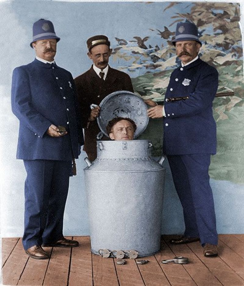 Houdini dentro il Bidone del latte, pronto per la sua fuga.