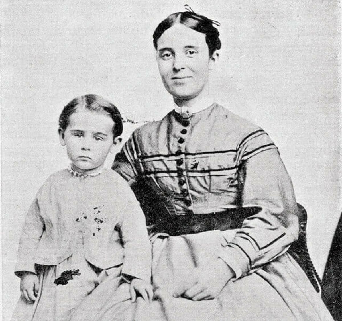 Sarah, la moglie del capitano Briggs, con Sophia, la loro bambina di due anni.