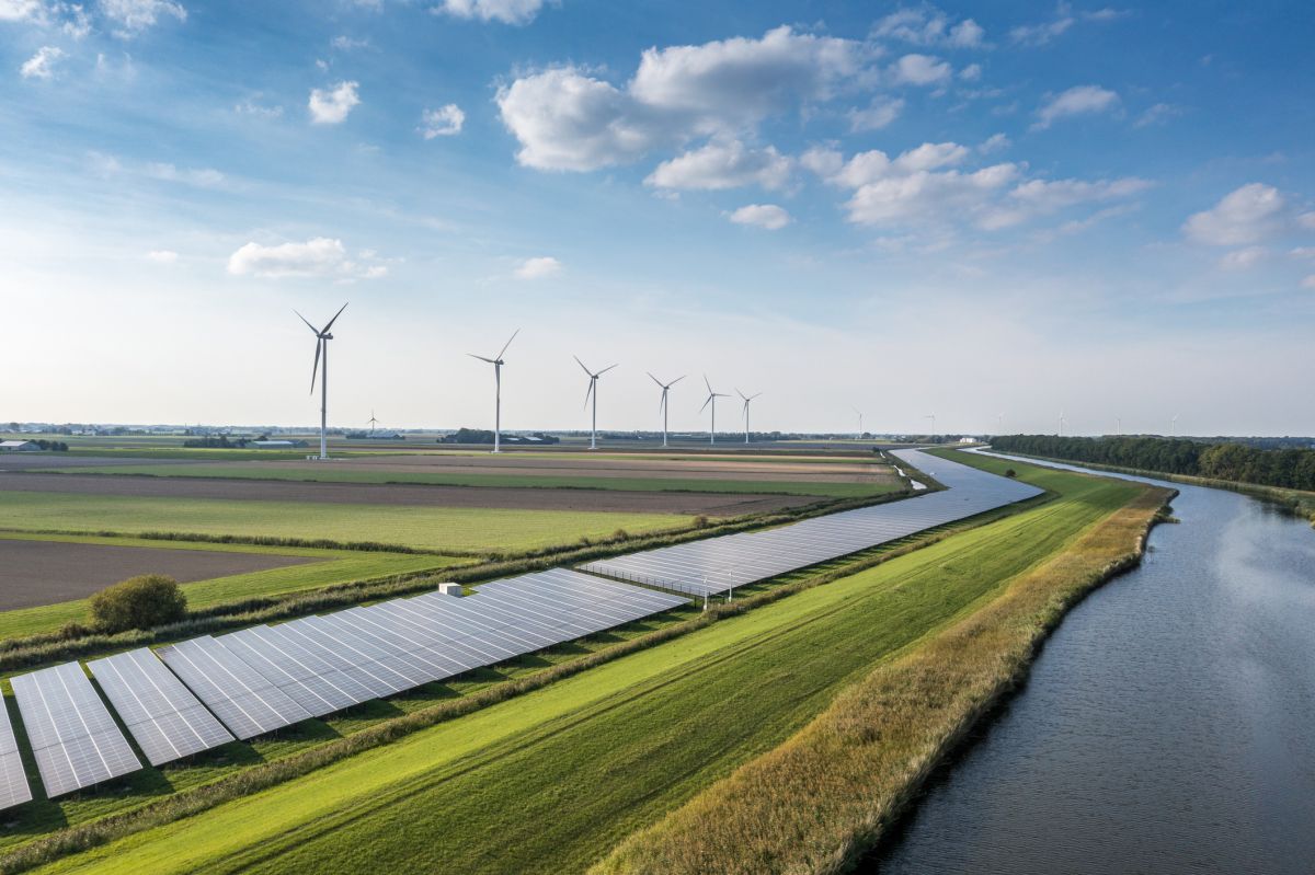 pale eoliche, fiume, pannelli energia solare