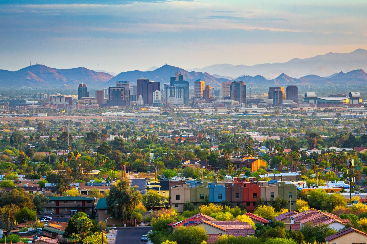 Phoenix si trova  in una delle zone più colpite dal riscaldamento globale negli Stati Uniti. Nel 2024, l'amministrazione ha promosso il "Shade Phoenix Plan", che prevede la piantumazione, entro 5 anni, di 27.000 nuovi alberi e la costruzione di centinaia di pensiline per creare zone d'ombra. Tutto con il coinvolgimento diretto dei cittadini.