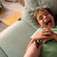 Perché soffriamo il solletico (ma solo se ce lo fanno gli altri)?
