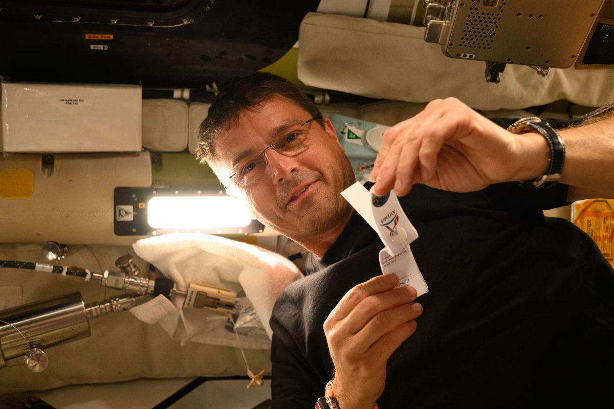 Reid Wiseman, comandante della missione circumlunare Artemis II, usa uno dei libretti di conservazione dei campioni di saliva. ©NASA